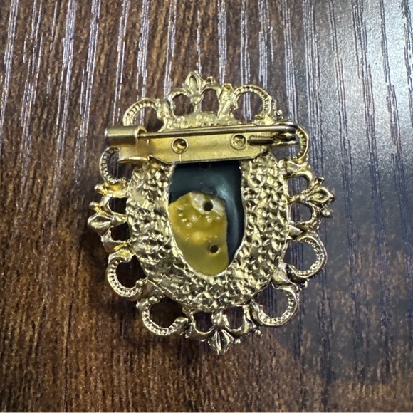 Vintage Gold Tone Plastic Black Oval Stone Brooch Pin - Picture 2 of 3